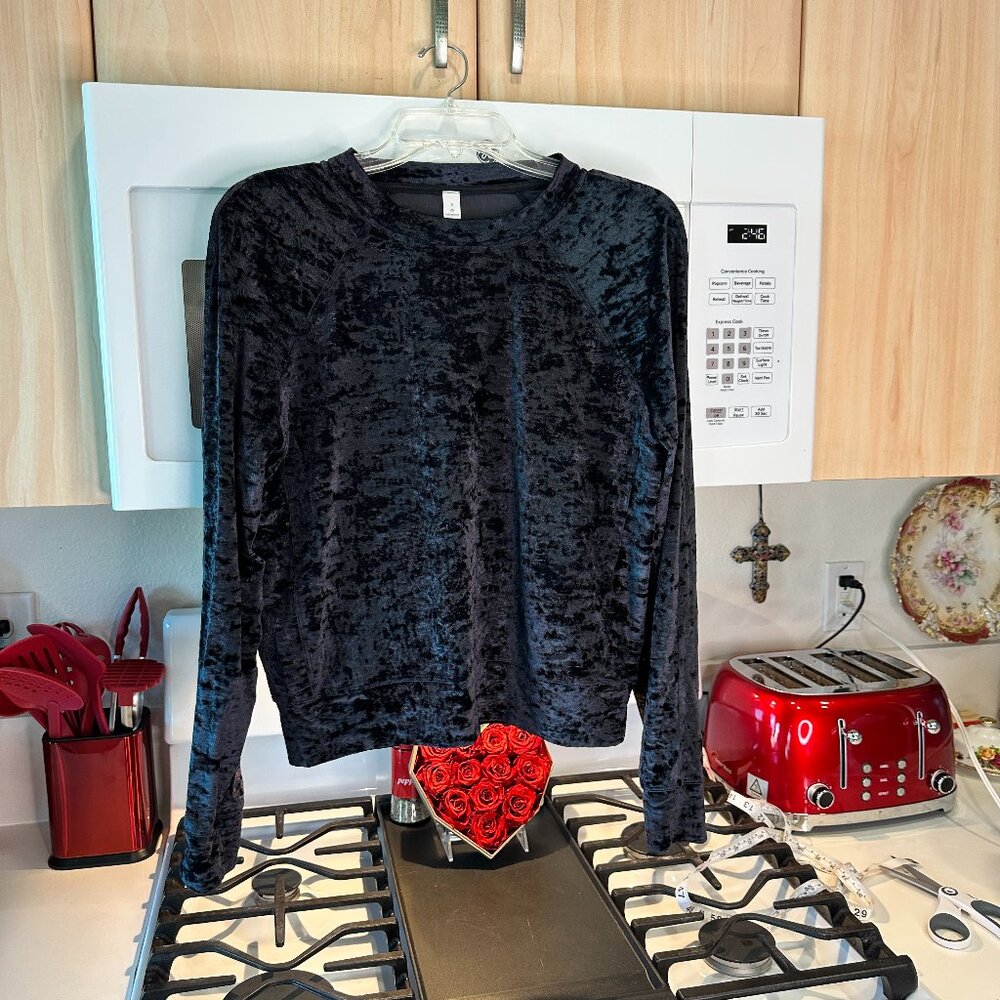 8 lululemon soft velvet blk/ greyish crew neck top